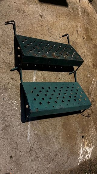 Peldaños de obra metálicos verdes