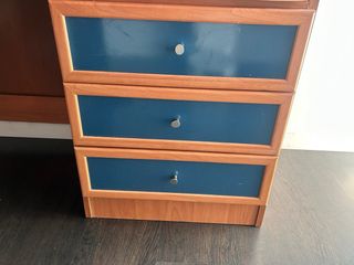 Escritorio madera con cajones azules