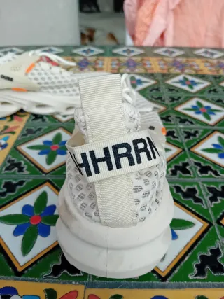 Scarpe sportive beige e arancioni