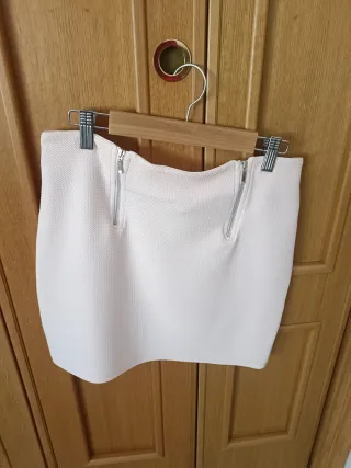 Falda rosa con cremalleras