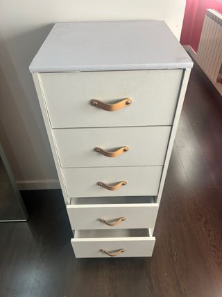Cómoda blanca 5 cajones tiradores cuero marrón.