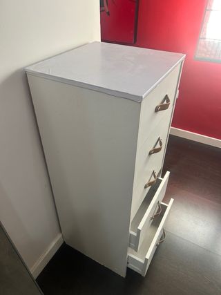 Cómoda blanca 5 cajones tiradores cuero marrón.