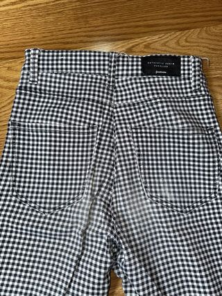 Pantalones Stradivarius cuadros blanco y negro