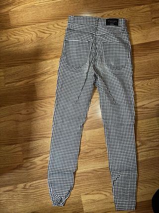 Pantalones Stradivarius cuadros blanco y negro