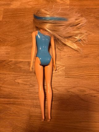 Barbie nadadora traje azul mariposa