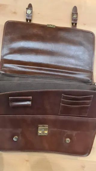 Maletín de piel marrón con El Pilar