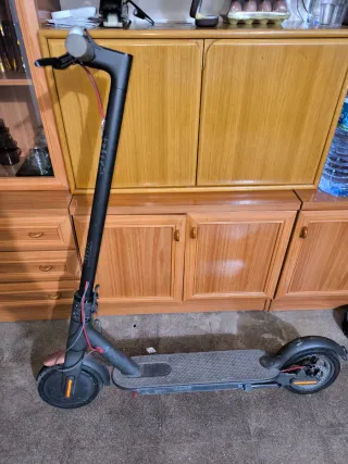 Patinete eléctrico gris