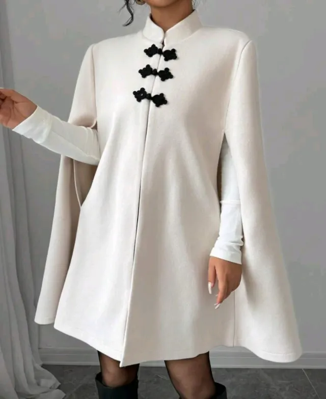 Mantello bianco elegante con chiusura a tre bottoni e collo alto