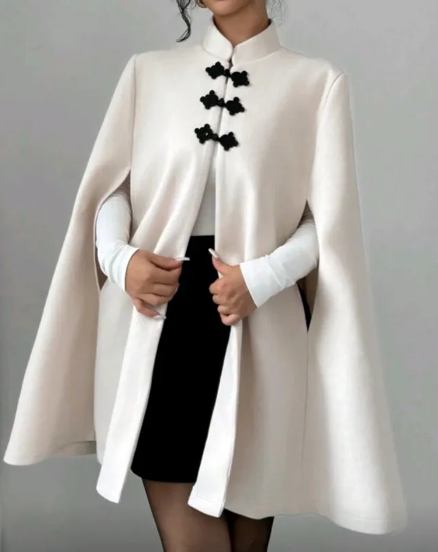 Mantello bianco elegante con chiusura a tre bottoni e collo alto