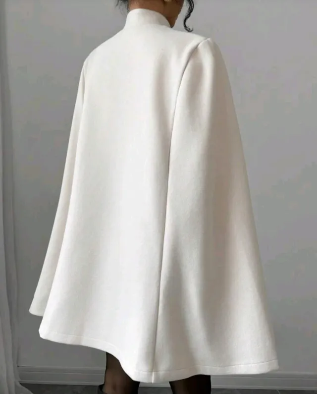 Mantello bianco elegante con chiusura a tre bottoni e collo alto
