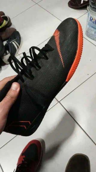Botas de fútbol Nike negras y naranjas Talla 43