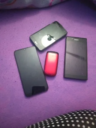 Lote 4 cellulari (LG, Sony, 2 neri) + 1 rosso