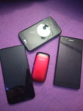 Lote 4 cellulari (LG, Sony, 2 neri) + 1 rosso