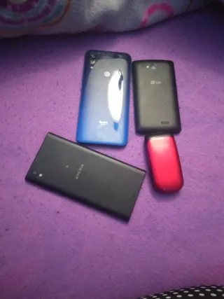 Lote 4 cellulari (LG, Sony, 2 neri) + 1 rosso
