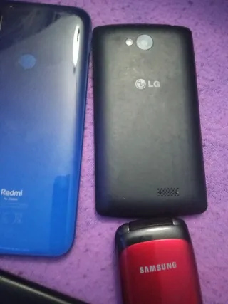 Lote 4 cellulari (LG, Sony, 2 neri) + 1 rosso