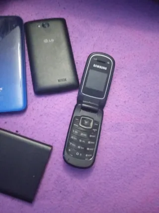 Lote 4 cellulari (LG, Sony, 2 neri) + 1 rosso