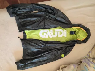 Cortavientos Gaudi L Diseño Verde oliva y manzana