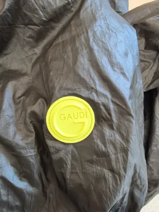 Cortavientos Gaudi L Diseño Verde oliva y manzana