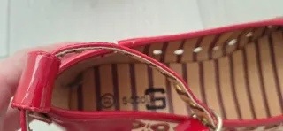 Zapatos planos beige y rojos con lazo