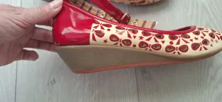 Zapatos planos beige y rojos con lazo