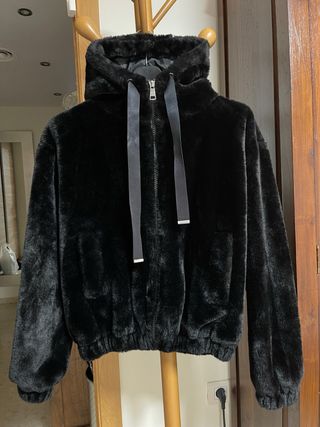 Bomber pelo sintético negro capucha
