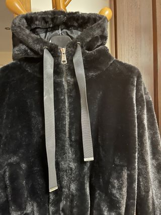 Bomber pelo sintético negro capucha