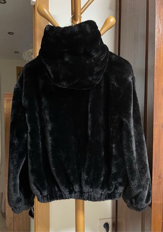 Bomber pelo sintético negro capucha