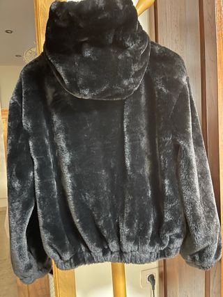 Bomber pelo sintético negro capucha