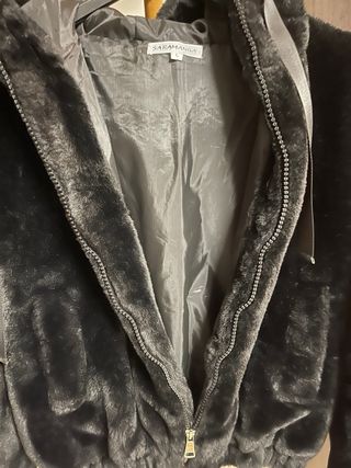 Bomber pelo sintético negro capucha