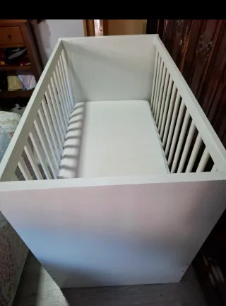Cuna blanca para bebé