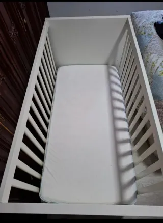 Cuna blanca para bebé