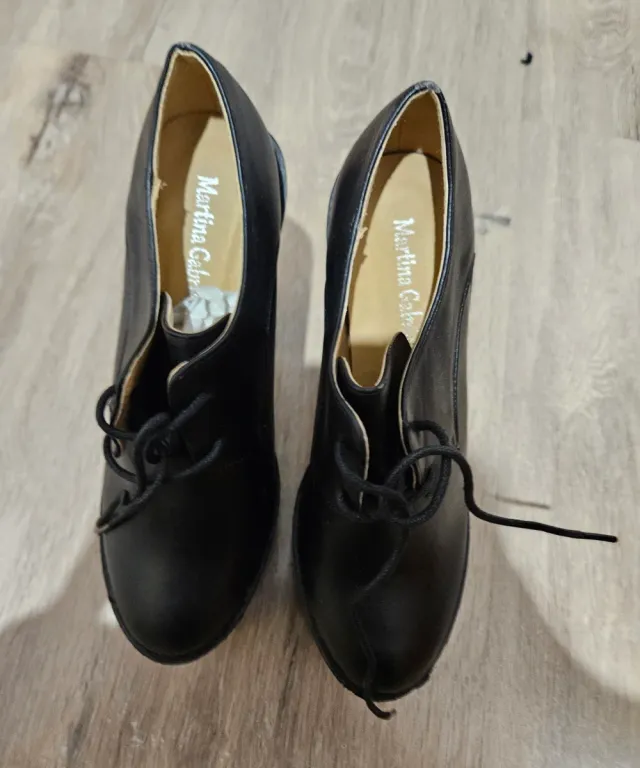 Hola   Botines negros Martina Gabi