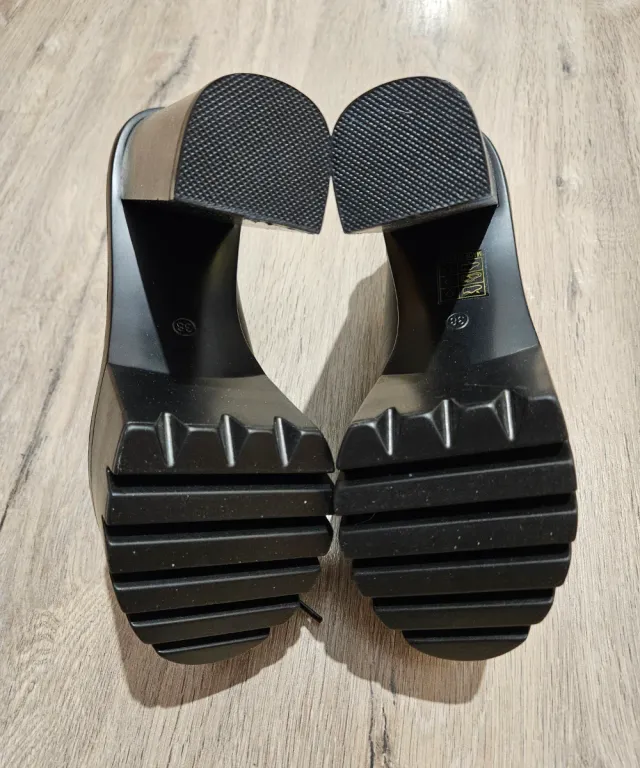 Hola   Botines negros Martina Gabi