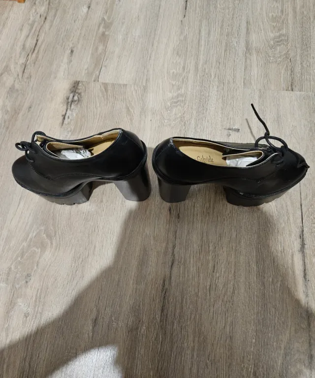 Hola   Botines negros Martina Gabi