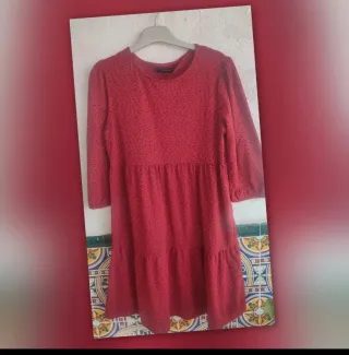Vestido rojo con lunares negros estampados