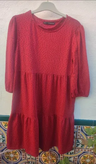 Vestido rojo con lunares negros estampados