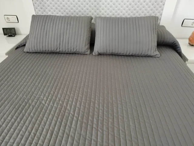 Colcha reversible de 150cm y 2 cojines grises