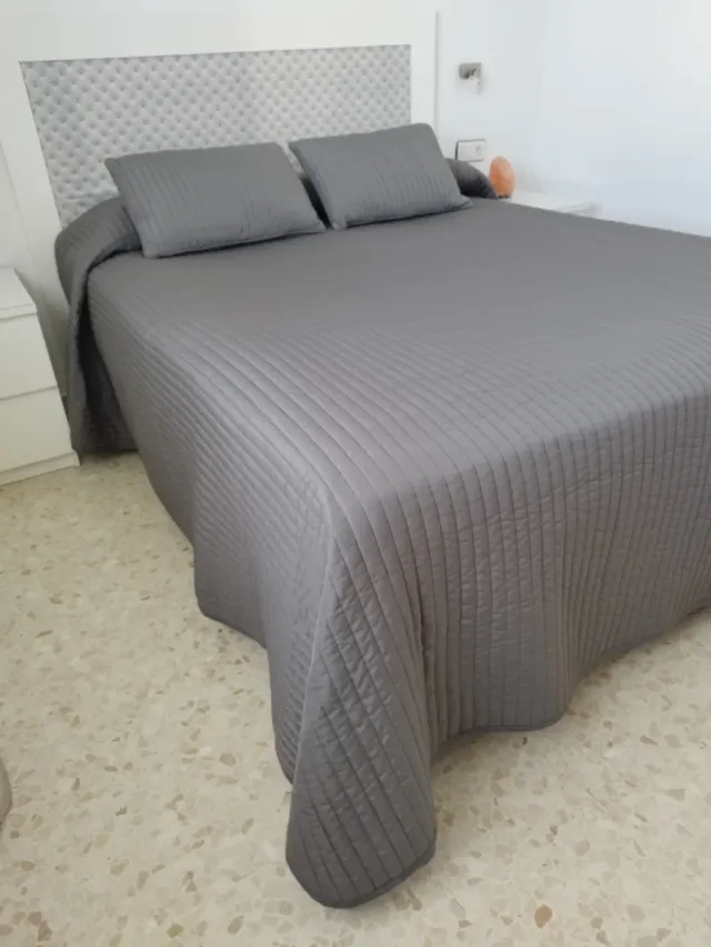 Colcha reversible de 150cm y 2 cojines grises