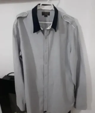 Camisa gris con cuello azul