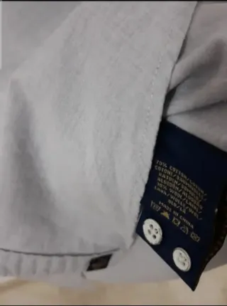 Camisa gris con cuello azul