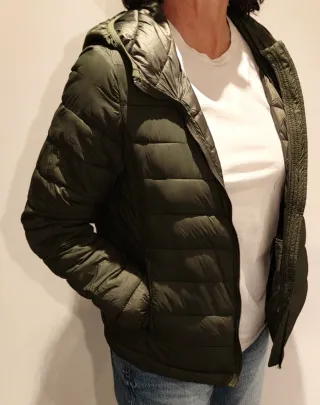 Cazadora acolchada verde.