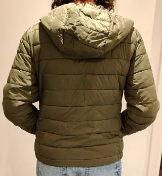 Cazadora acolchada verde.