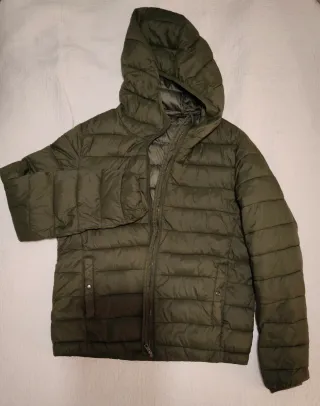 Cazadora acolchada verde.