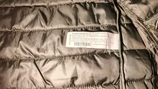 Cazadora acolchada verde.