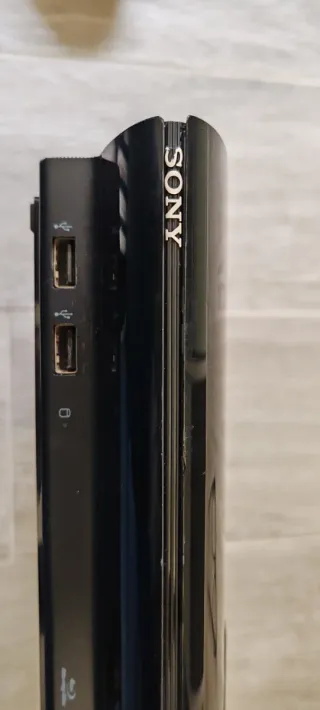 PS3 super slim nera + giochi e accessori