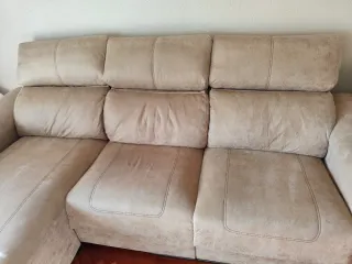 Sofá chaise longue beige de tela.