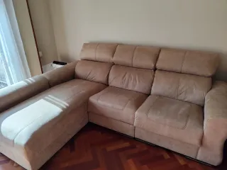 Sofá chaise longue beige de tela.