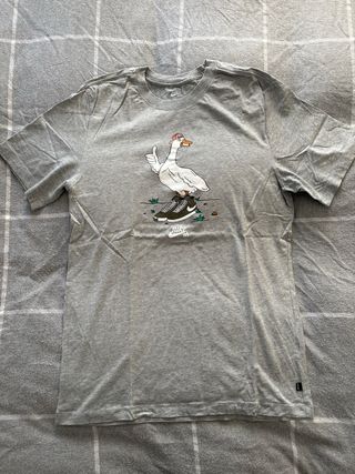 Camiseta Nike Gris Dibujo Pato