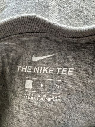 Camiseta Nike Gris Dibujo Pato