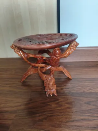 Elegante soporte de madera para macetas